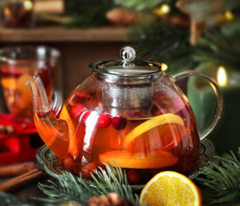 Herbata zimowa przepis - aromatyczny napój z imbirem, cytrusami i przyprawami. Rozgrzewa, wspiera odporność i tworzy magiczną atmosferę zimą.