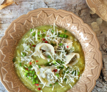 Zupa porowa z uszkami - lekka, aromatyczna i idealna na świąteczny stół. Sprawdź prosty przepis krok po kroku.