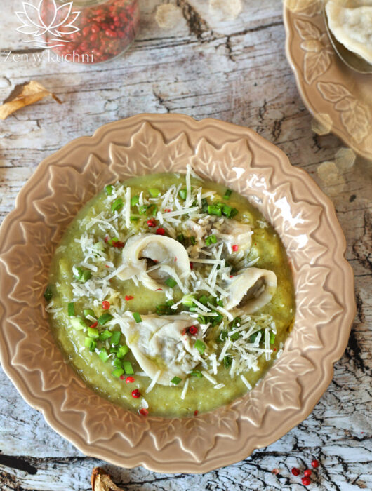 Zupa porowa z uszkami - lekka, aromatyczna i idealna na świąteczny stół. Sprawdź prosty przepis krok po kroku.