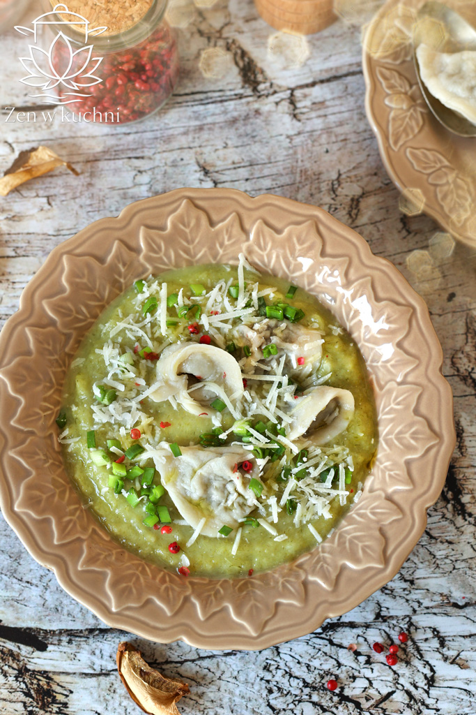 Zupa porowa z uszkami - lekka, aromatyczna i idealna na świąteczny stół. Sprawdź prosty przepis krok po kroku.