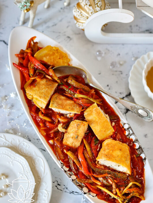 Ryba po japońsku - tradycyjny przepis z aromatyczną zalewą pomidorową, warzywami i przyprawami. Idealna na święta i rodzinne spotkania.