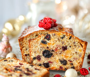 Sprawdzony przepis na keks, który zawsze się udaje. Wilgotny, aromatyczny, z bakaliami i miodem. Idealny na święta, do kawy i na prezent.