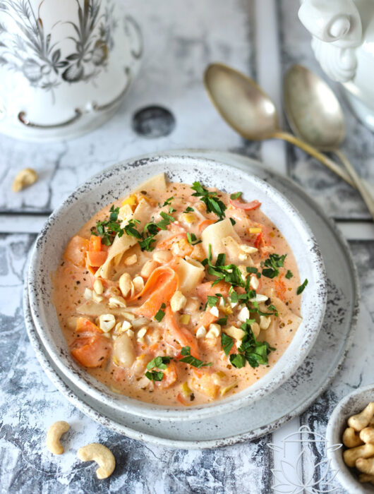 Szybka lasagne z patelni pełna aromatu, z miękkim makaronem i kremowym sosem. Idealny, ekspresowy obiad o domowym smaku
