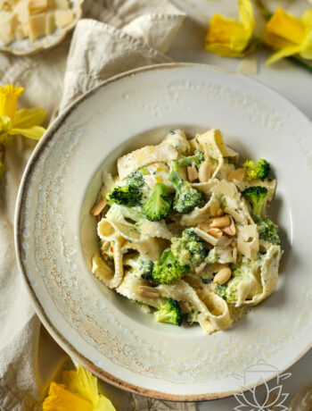 Makaron z brokułami w szybkim, zdrowym wydaniu. Prosty przepis na lekki obiad pełen smaku i wartości odżywczych, gotowy w kilkanaście minut.