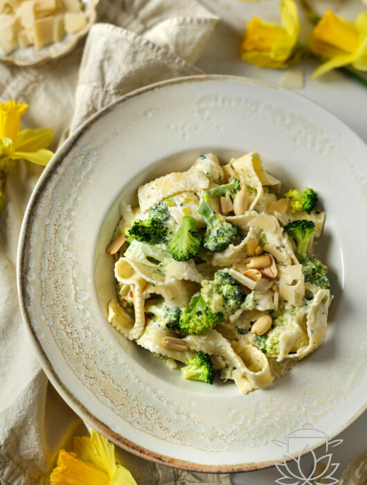 Makaron z brokułami w szybkim, zdrowym wydaniu. Prosty przepis na lekki obiad pełen smaku i wartości odżywczych, gotowy w kilkanaście minut.