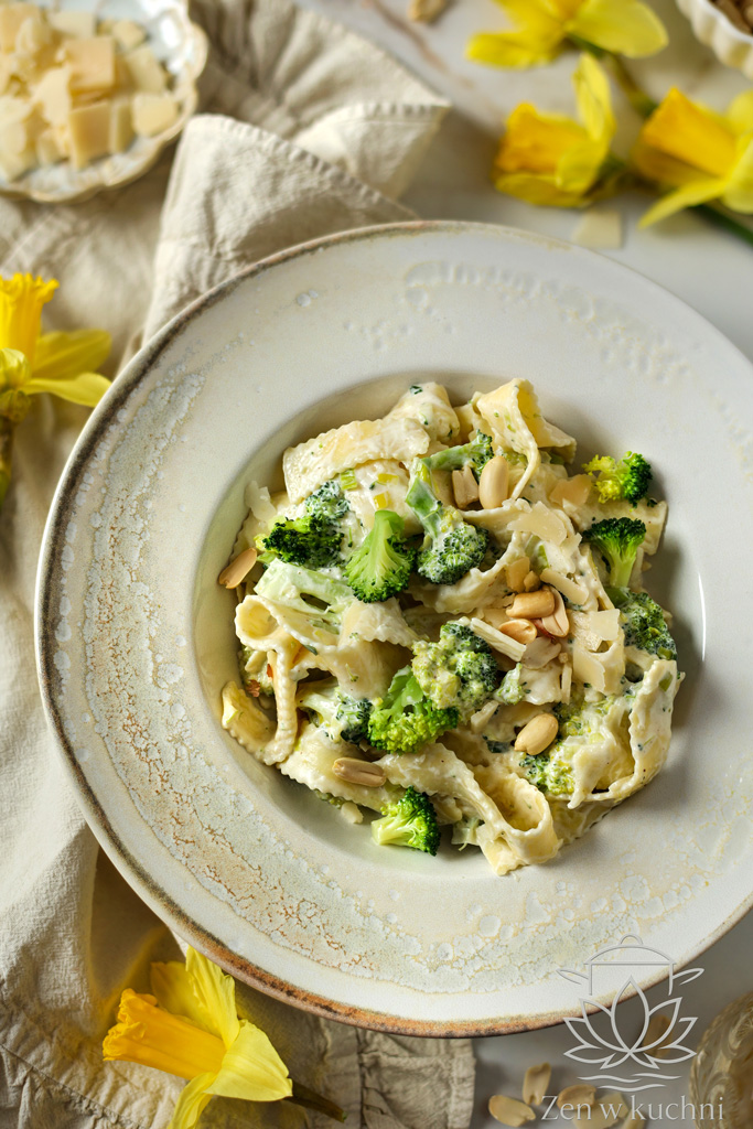 Makaron z brokułami w szybkim, zdrowym wydaniu. Prosty przepis na lekki obiad pełen smaku i wartości odżywczych, gotowy w kilkanaście minut.