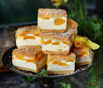 Sernik z brzoskwiniami - kremowy, delikatny i zawsze udany. Sprawdzony przepis, porady i wskazówki, dzięki którym Twój sernik będzie idealny.