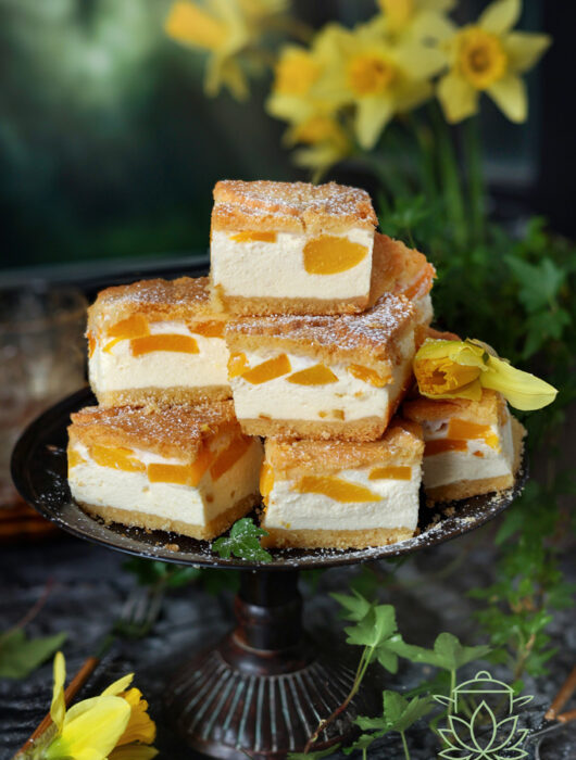 Sernik z brzoskwiniami - kremowy, delikatny i zawsze udany. Sprawdzony przepis, porady i wskazówki, dzięki którym Twój sernik będzie idealny.