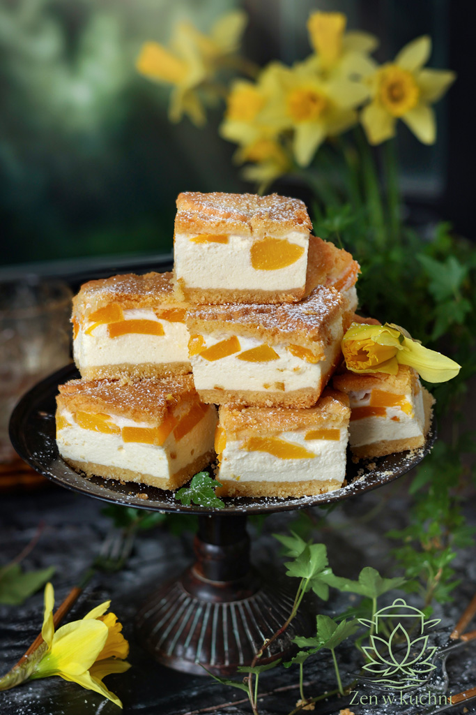 Sernik z brzoskwiniami - kremowy, delikatny i zawsze udany. Sprawdzony przepis, porady i wskazówki, dzięki którym Twój sernik będzie idealny.