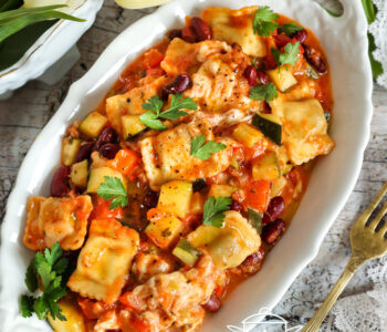 Ravioli w sosie pomidorowym. Prosty, szybki i pyszny przepis na włoski obiad, który zawsze się udaje. Idealny na codzienny posiłek.