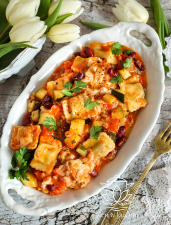 Ravioli w sosie pomidorowym. Prosty, szybki i pyszny przepis na włoski obiad, który zawsze się udaje. Idealny na codzienny posiłek.