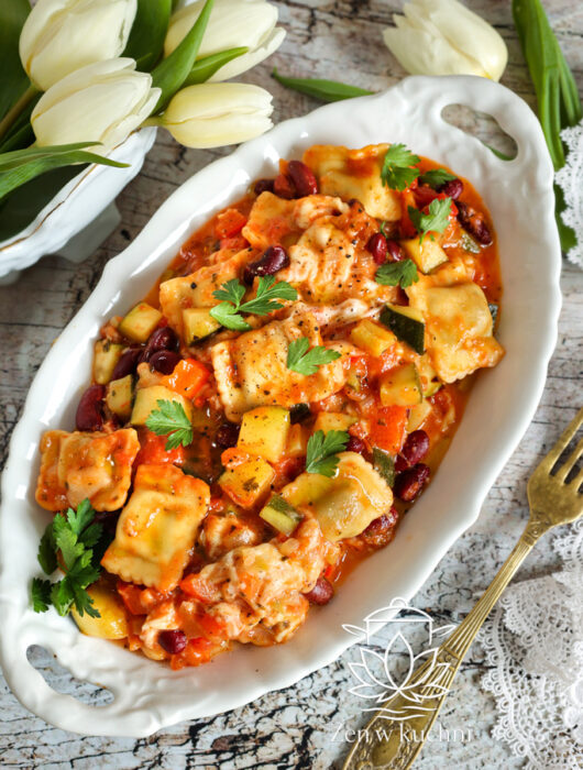 Ravioli w sosie pomidorowym. Prosty, szybki i pyszny przepis na włoski obiad, który zawsze się udaje. Idealny na codzienny posiłek.