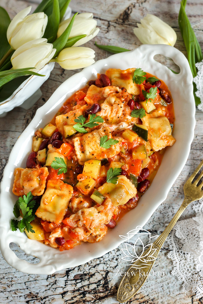 Ravioli w sosie pomidorowym. Prosty, szybki i pyszny przepis na włoski obiad, który zawsze się udaje. Idealny na codzienny posiłek.