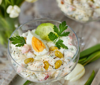 Lekka sałatka z tzatziki to szybki, orzeźwiający posiłek z jajkiem i warzywami. Idealna na imprezę, lunch, kolację czy na Wielkanoc.