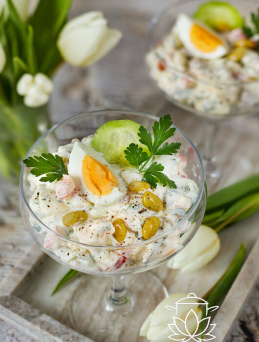 Lekka sałatka z tzatziki to szybki, orzeźwiający posiłek z jajkiem i warzywami. Idealna na imprezę, lunch, kolację czy na Wielkanoc.