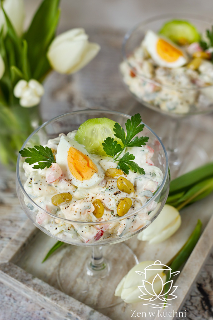 Lekka sałatka z tzatziki to szybki, orzeźwiający posiłek z jajkiem i warzywami. Idealna na imprezę, lunch, kolację czy na Wielkanoc.