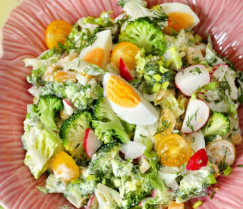 Lekka i pożywna sałatka z brokułem i jajkiem. Szybki przepis na zdrowy posiłek idealny na lunch, kolację lub dodatek do obiadu.
