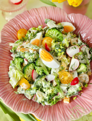 Lekka i pożywna sałatka z brokułem i jajkiem. Szybki przepis na zdrowy posiłek idealny na lunch, kolację lub dodatek do obiadu.