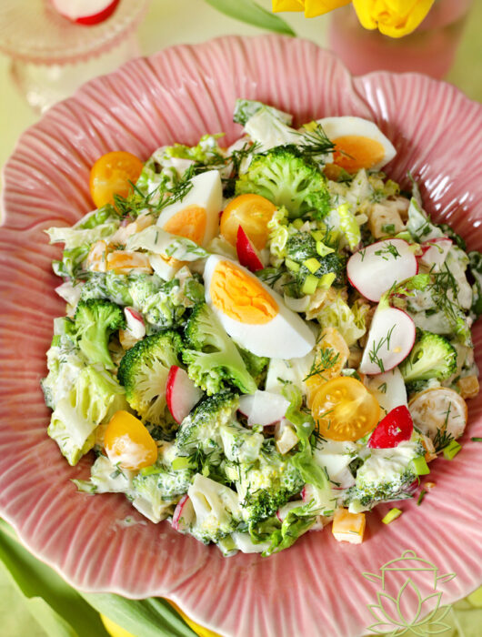 Lekka i pożywna sałatka z brokułem i jajkiem. Szybki przepis na zdrowy posiłek idealny na lunch, kolację lub dodatek do obiadu.
