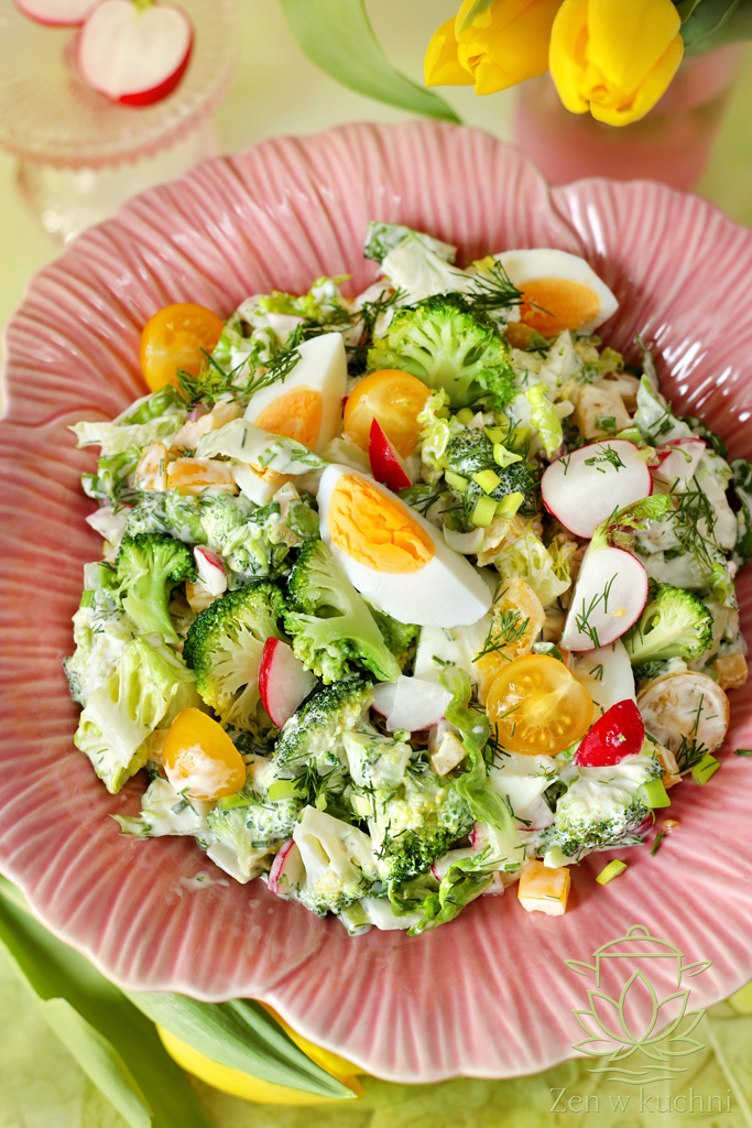 Lekka i pożywna sałatka z brokułem i jajkiem. Szybki przepis na zdrowy posiłek idealny na lunch, kolację lub dodatek do obiadu.