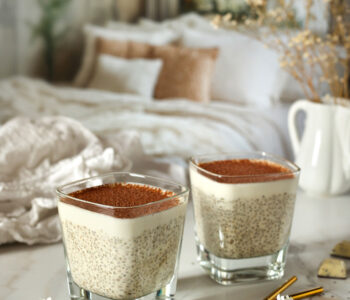 Kremowy deser chia tiramisu ze skyru i espresso. Szybki, lekki i efektowny przysmak na co dzień lub na walentynki.