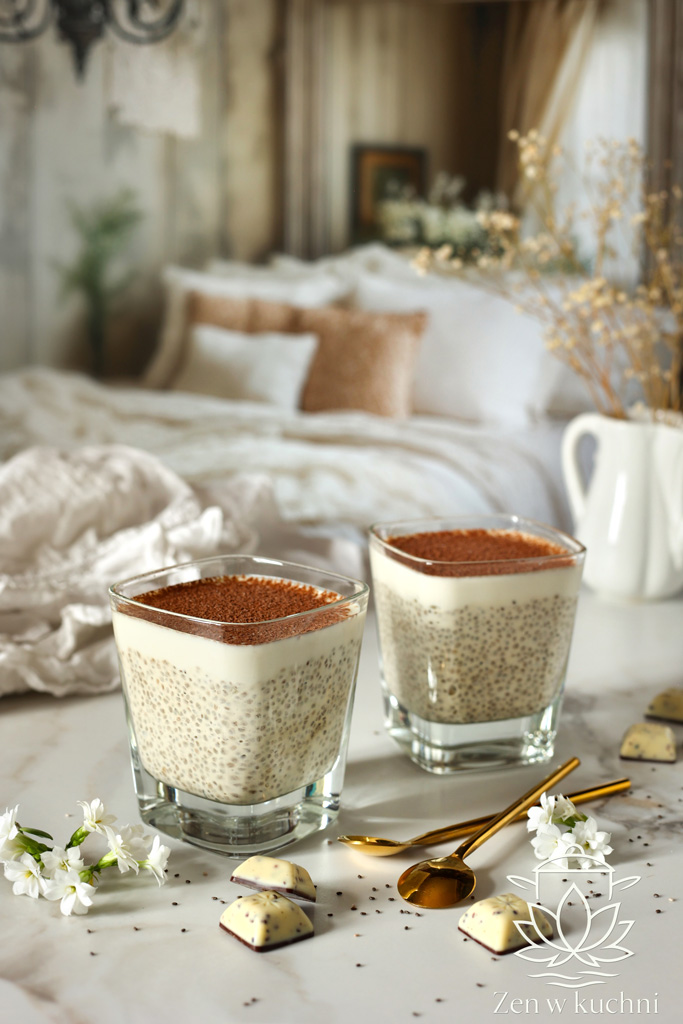 Kremowy deser chia tiramisu ze skyru i espresso. Szybki, lekki i efektowny przysmak na co dzień lub na walentynki.