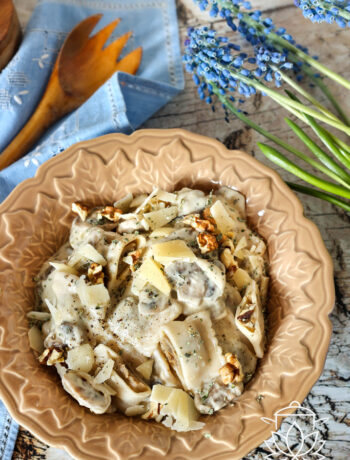 Ravioli w sosie pieczarkowym to kremowe, aromatyczne danie, które zachwyca prostotą i smakiem. Doskonały wybór na szybki codzienny obiad.