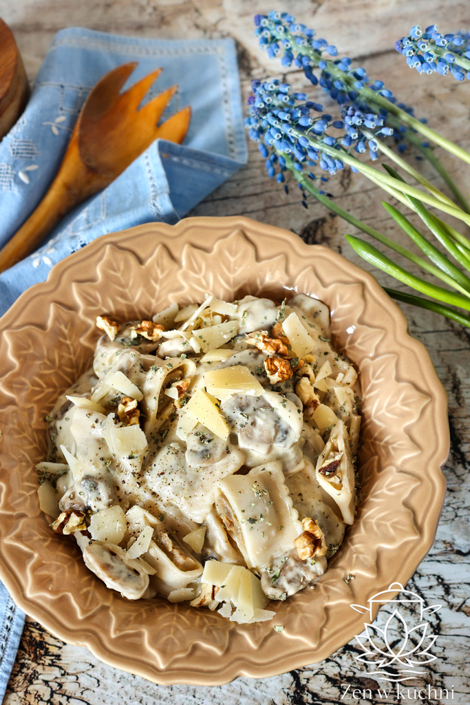 Ravioli w sosie pieczarkowym to kremowe, aromatyczne danie, które zachwyca prostotą i smakiem. Doskonały wybór na szybki codzienny obiad.