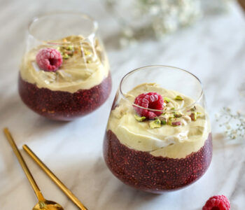 Kremowy chia pudding z malinami i pistacjowym kremem na bazie skyru. Zdrowy, wysokobiałkowy, szybki i efektowny deser lub śniadanie.