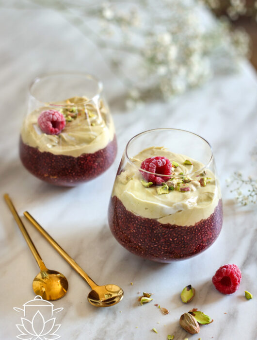 Kremowy chia pudding z malinami i pistacjowym kremem na bazie skyru. Zdrowy, wysokobiałkowy, szybki i efektowny deser lub śniadanie.