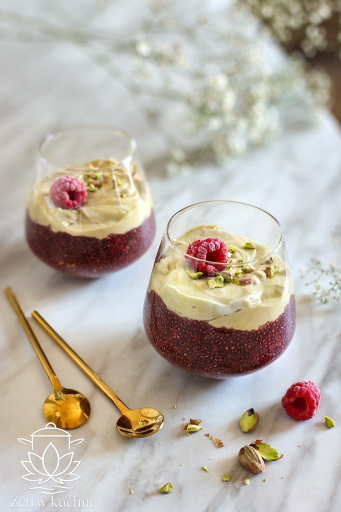 Kremowy chia pudding z malinami i pistacjowym kremem na bazie skyru. Zdrowy, wysokobiałkowy, szybki i efektowny deser lub śniadanie.