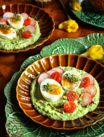 Lekkie jajka w sosie groszkowym ze skyrem, koperkiem i cytryną. Idealne na śniadanie, kolację lub elegancką przystawkę wielkanocną.