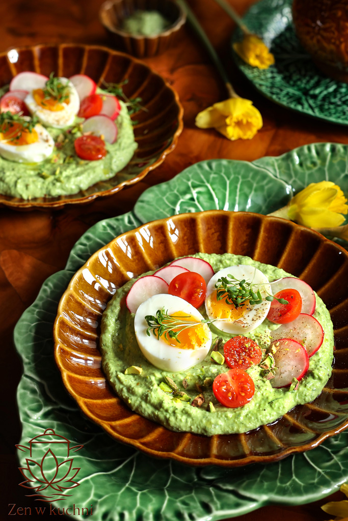 Lekkie jajka w sosie groszkowym ze skyrem, koperkiem i cytryną. Idealne na śniadanie, kolację lub elegancką przystawkę wielkanocną.