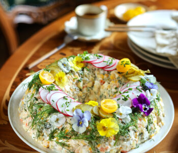 Tradycyjna sałatka jarzynowa - klasyczny przepis na święta i rodzinne spotkania. Prosta, domowa i pełna smaku. Sprawdź, jak ją przygotować.