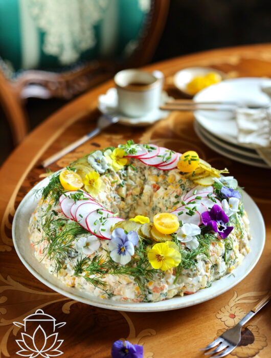 Tradycyjna sałatka jarzynowa - klasyczny przepis na święta i rodzinne spotkania. Prosta, domowa i pełna smaku. Sprawdź, jak ją przygotować.