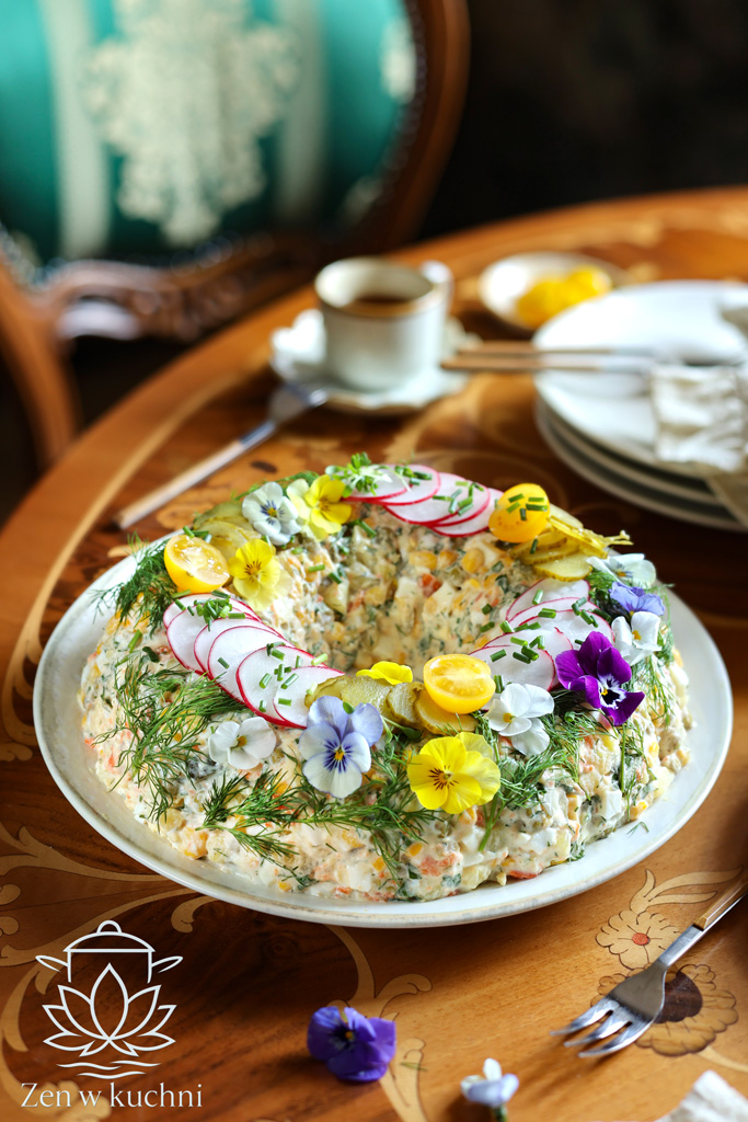 Tradycyjna sałatka jarzynowa - klasyczny przepis na święta i rodzinne spotkania. Prosta, domowa i pełna smaku. Sprawdź, jak ją przygotować.