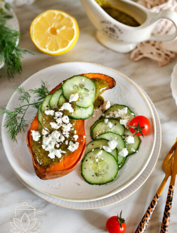 Pieczone bataty z fetą i dressingiem koperkowym to szybkie, zdrowe danie pełne smaku. Idealne na lekki obiad lub kolację.