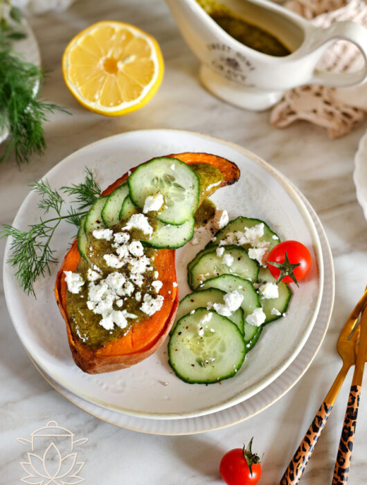 Pieczone bataty z fetą i dressingiem koperkowym to szybkie, zdrowe danie pełne smaku. Idealne na lekki obiad lub kolację.