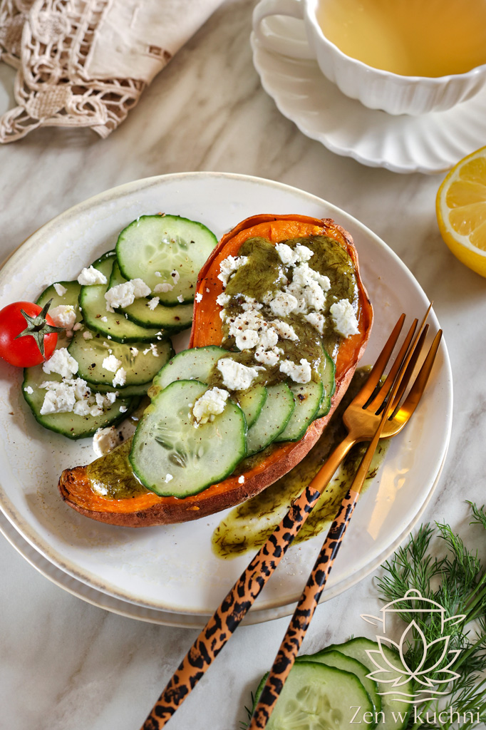 Pieczone bataty z fetą i dressingiem koperkowym to szybkie, zdrowe danie pełne smaku. Idealne na lekki obiad lub kolację.