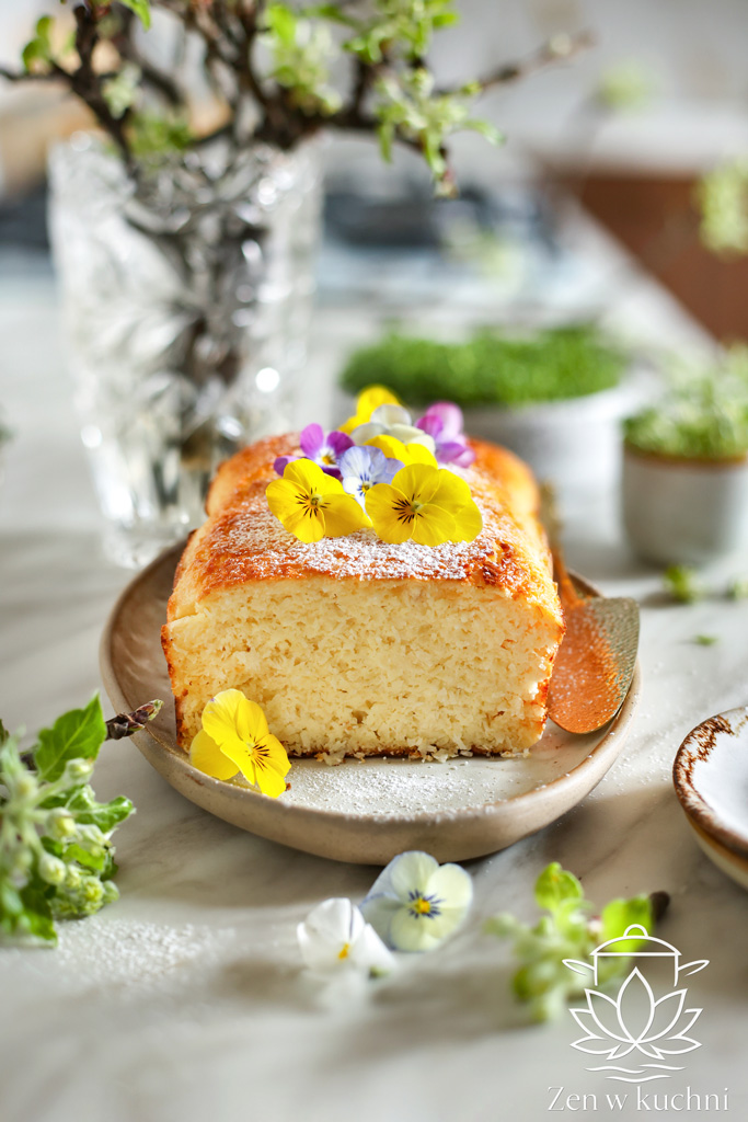 Skyrnik kokosowy - lekkie ciasto ze skyru i kokosa. Prosty, wysokobiałkowy fit deser, idealny na szybkie i zdrowe desery.