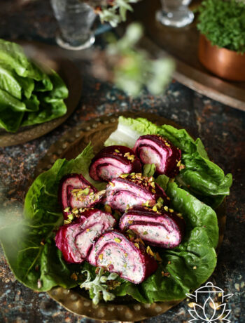 Rolada buraczkowa z serkiem śmietankowym i pistacjami to lekka, efektowna przystawka idealna na święta oraz każdą imprezę.