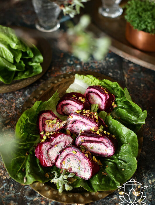 Rolada buraczkowa z serkiem śmietankowym i pistacjami to lekka, efektowna przystawka idealna na święta oraz każdą imprezę.