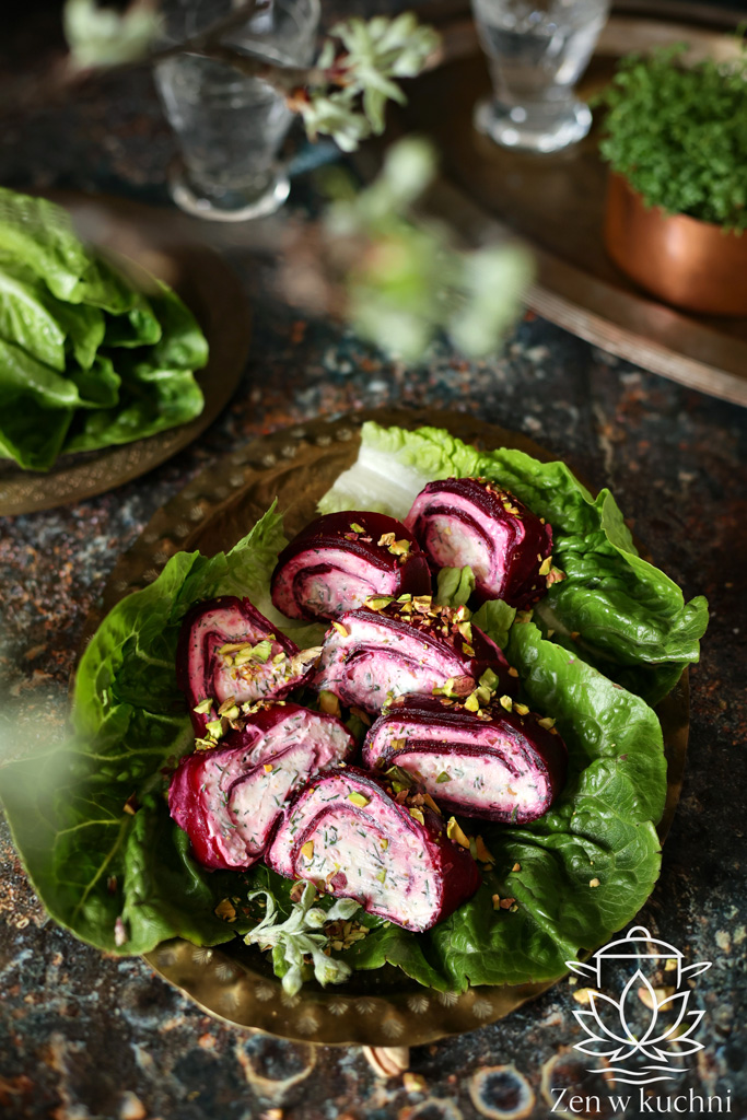 Rolada buraczkowa z serkiem śmietankowym i pistacjami to lekka, efektowna przystawka idealna na święta oraz każdą imprezę.