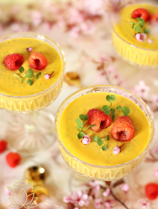 Lekki deser z chia z mango, skyrem i mlekiem, podawany z malinami. Zdrowa, szybka i pyszna propozycja na każdą porę dnia.