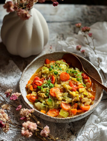 Leczo z młodej kapusty z cukinią, papryką, porem i pomidorami - szybki, zdrowy i aromatyczny obiad pełen sezonowych warzyw.