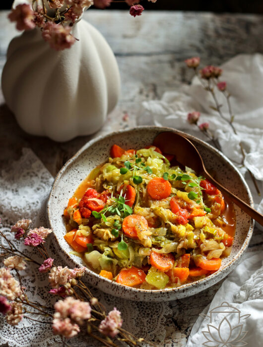 Leczo z młodej kapusty z cukinią, papryką, porem i pomidorami - szybki, zdrowy i aromatyczny obiad pełen sezonowych warzyw.