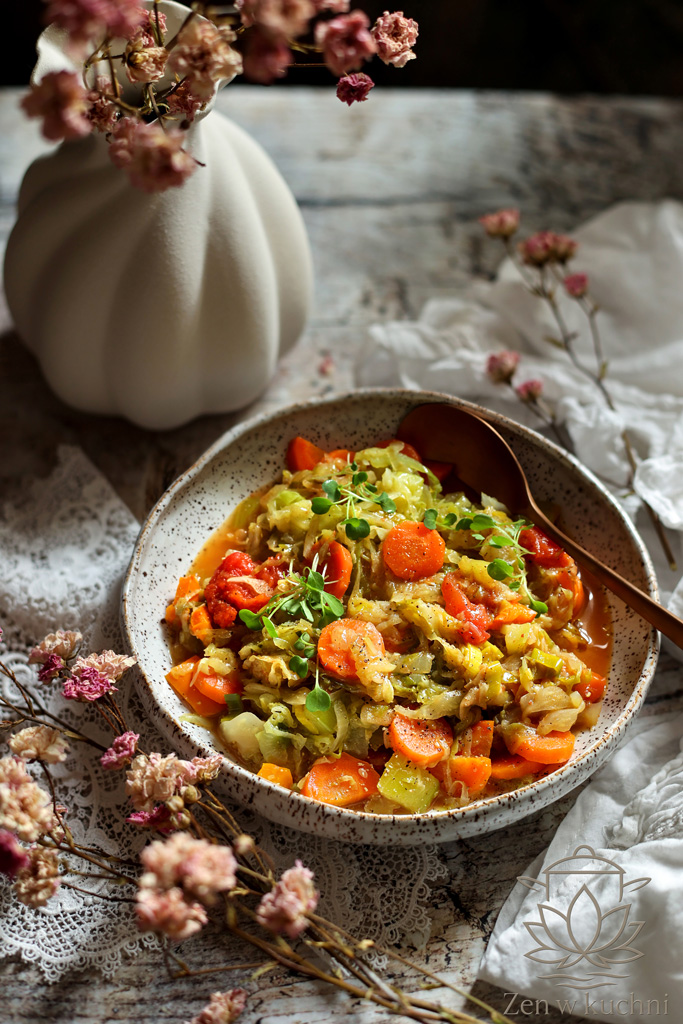 Leczo z młodej kapusty z cukinią, papryką, porem i pomidorami - szybki, zdrowy i aromatyczny obiad pełen sezonowych warzyw.
