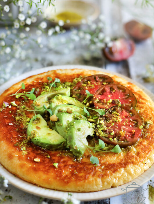 Pyszny omlet ze skyru z pomidorami, awokado, pesto i pistacjami. Syte, wysokobiałkowe śniadanie lub lekki lunch na co dzień.