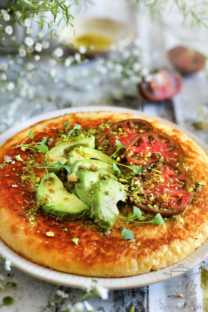 Pyszny omlet ze skyru z pomidorami, awokado, pesto i pistacjami. Syte, wysokobiałkowe śniadanie lub lekki lunch na co dzień.