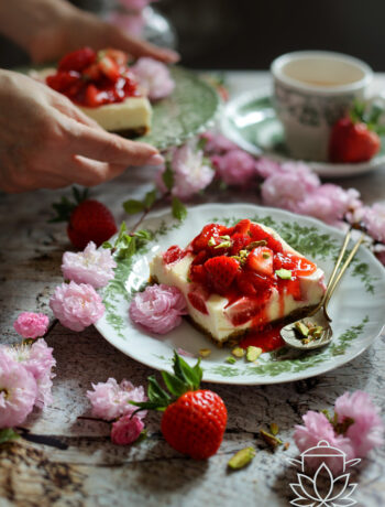 Lekki skyrnik z truskawkami i frużeliną - kremowy, owocowy deser idealny na lato, który smakuje tak dobrze, jak wygląda.